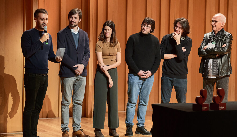Joan Magrané, a l'esquerra, amb el Quartet Gerhard i Gerard Claret, a la dreta, en la cerimònia d'entrega del Premi La Flama 