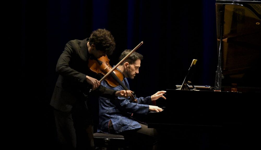 Miquel Muñíz i Lluís Rodríguez en el concert celebrat el 18 de febrer de 2024 al Teatre El Mundial de la Bisbal,