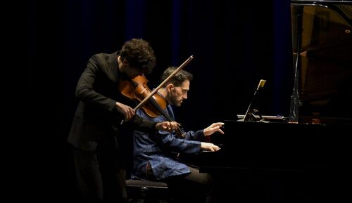 Miquel Muñíz i Lluís Rodríguez en el concert celebrat el 18 de febrer de 2024 al Teatre El Mundial de la Bisbal,
