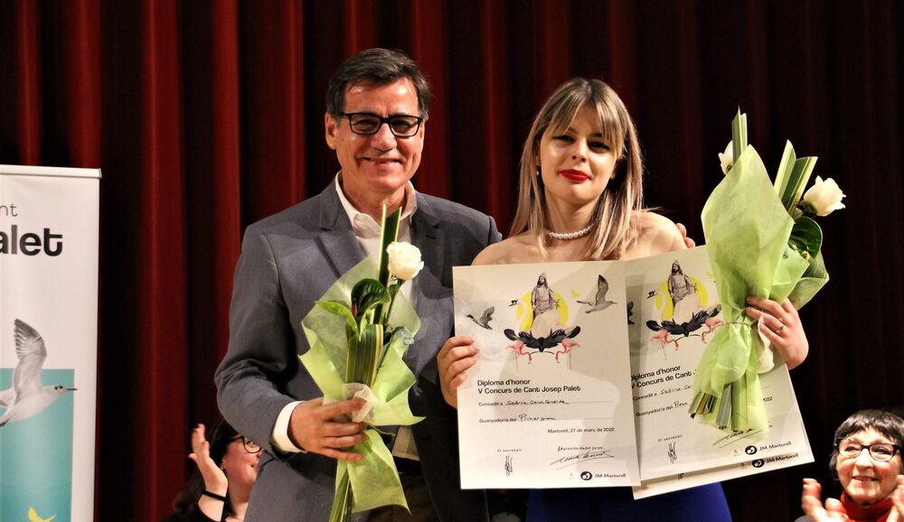 La soprano Sabrina Gárdez rebent el diploma de guanyadora del V Concurs Palet celebrat el 2022
