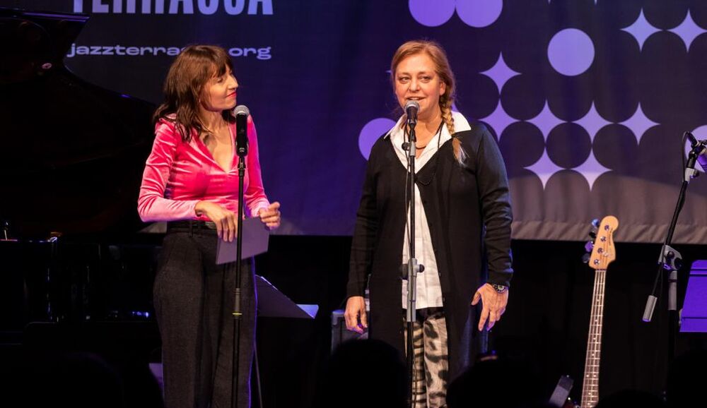 La presidenta d'Amics de les Arts i Joventuts Musicals de Terrassa, a la dreta, en la inauguració del 42è Festival de Jazz de Terrassa