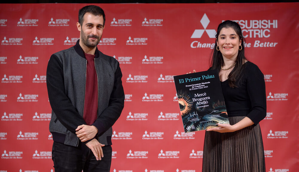 Joan Magrané entrega el Premi Joventuts Musicals de Catalunya del cicle El Primer Palau a Mercè Brugeura